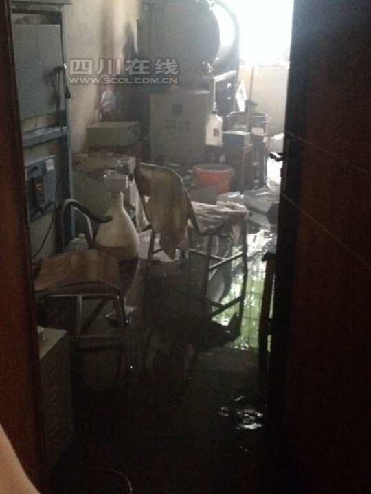 2日上午9時許，成都理工大學(xué)測試樓內(nèi)一實驗室起火，造成一人輕傷，目前明火已滅