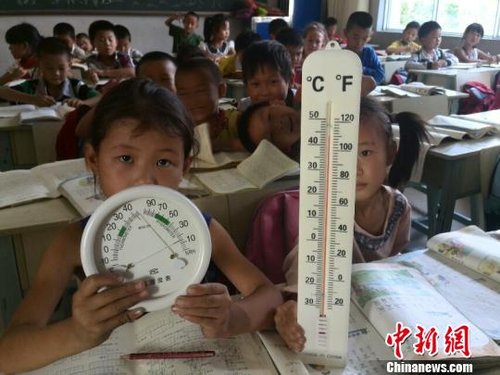 6月3日，下午四點，昆明市東川區(qū)因民鎮(zhèn)中心學校一年級教室溫度達到44℃
