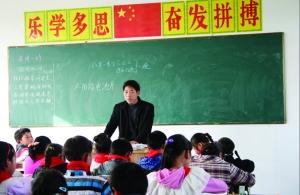 張從友先把妻子帶到學(xué)校，然后會準(zhǔn)時為學(xué)生們上課