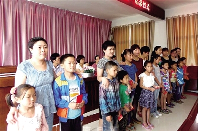 身后的“代理媽媽”，使留守兒童的身心有了依靠