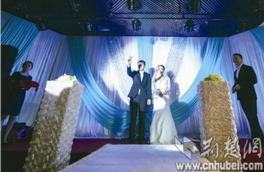 經(jīng)過執(zhí)著追求和3年戀愛，昨日，25歲的武漢小伙張巖終于娶回黑龍江姑娘張巖