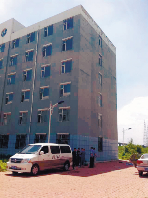 現(xiàn)場被警方封鎖，圈內(nèi)為死者遺體位置