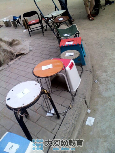 17號(hào)中午，鄭州市金水區(qū)實(shí)驗(yàn)小學(xué)就已經(jīng)開(kāi)始出現(xiàn)排隊(duì)等待報(bào)名的長(zhǎng)龍了！