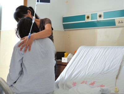 由于前天進(jìn)行了面部修復(fù)手術(shù)，俞燕身體不適，父母24小時(shí)陪在她的身邊