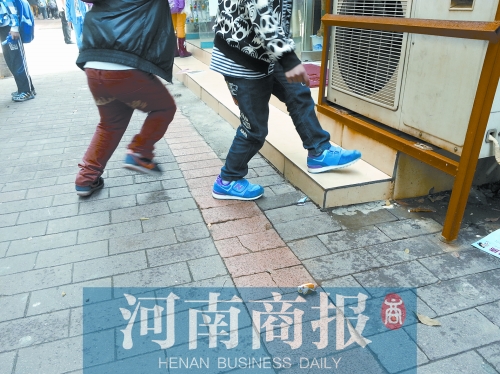 路邊，兩個(gè)小學(xué)生正在扔“臭屁炸彈