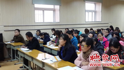 體教師認真學(xué)習(xí)