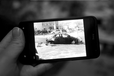 　　路人拍下的該車(chē)自燃情景。