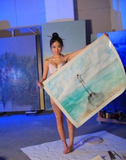 藝術(shù)系女生著內(nèi)衣用身體作畫(huà) 稱(chēng)不是搞色情