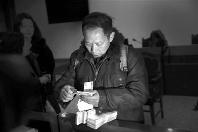 　昨日，從四川老家趕來的藍(lán)田忠，從房山法院執(zhí)行法官手里領(lǐng)到了自己的賠償款。他和15名工友在房山一煤礦