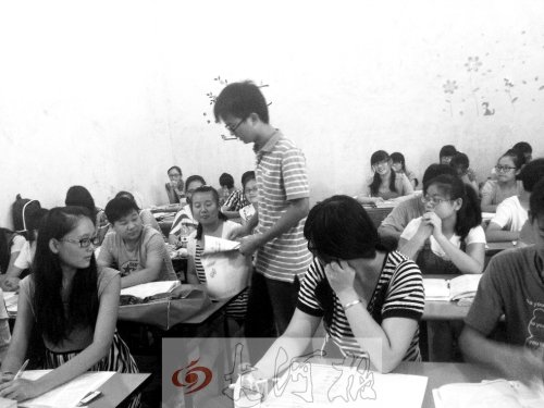 補習課上，馮昊怡不像老師，更像是學生們的同學。