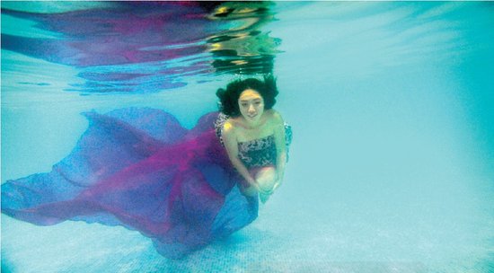 從水下拍的攝影作品充滿夢幻效果，王笑笑如同藍(lán)色大海中的“美人魚”