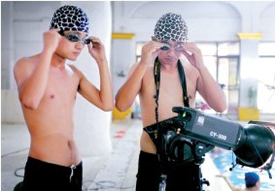 攝影師與助理帶上設(shè)備，準(zhǔn)備下水