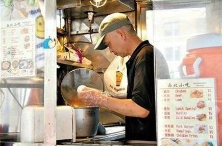 紐約哥大門口，顧客排長隊買他的肉夾饃