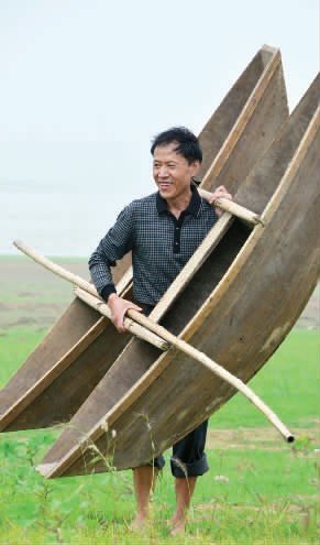 信陽(yáng)渡船老師堅(jiān)守鄉(xiāng)村小學(xué)32年 已劃破8條船