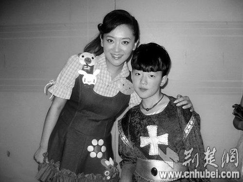 楊光參加央視節(jié)目表演時(shí)，同主持人月亮姐姐合影