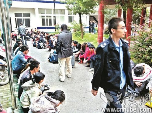 派出所院子里，擠滿了被解救的傳銷人員