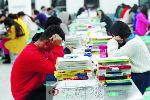 偌大的食堂里，很安靜