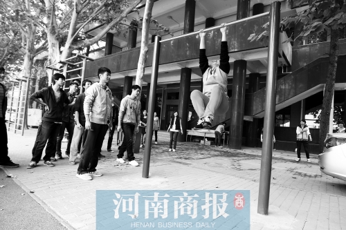 引體向上，難住不少同學