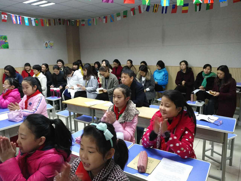 教研員趙杰和全體語(yǔ)文老師聽(tīng)課