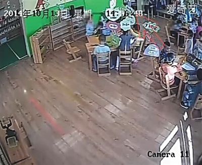 幼兒園監(jiān)控畫面顯示，小健曾被推搡、拉扯（紅箭頭處）