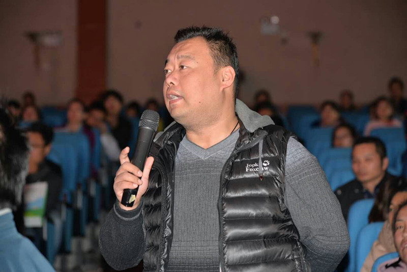 講座結(jié)束家長朋友踴躍提問，請(qǐng)專家答疑解惑