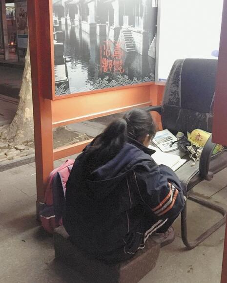 電話亭就是曉華的書房，她在這里做了5年作業(yè)