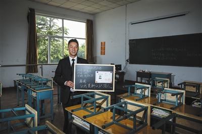 　張俊成，41歲，曾是北京大學(xué)的一名保安。1995年，通過成人高考，考上了北京大學(xué)法律系(?？?，被媒體稱為“北大保安高考第一人”，現(xiàn)為長治市一所中等職校的校長