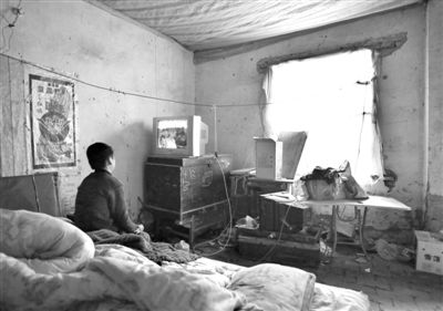 11月21日，武文英小兒子中午放學(xué)回家坐在床上看電視，母親進(jìn)看守所之后，小兒子變得沉默寡言。