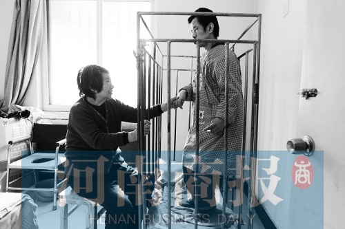 一天24小時(shí)，彭偉慶都只在鐵籠里活動(dòng) 張郁/攝