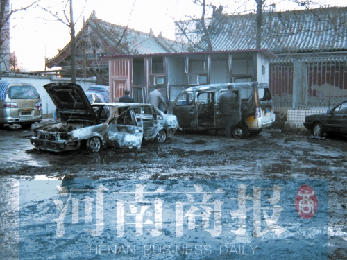 現(xiàn)場(chǎng)，兩輛車被燒得只剩骨架