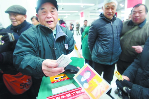 老人帶著多種證件想免費(fèi)乘車，工作人員稱沒接到通知拒絕。