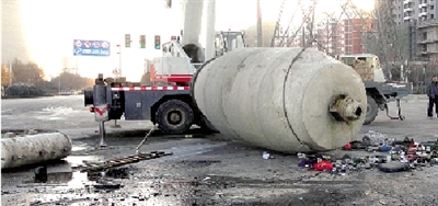 　　水泥罐車被撞得車、罐分離