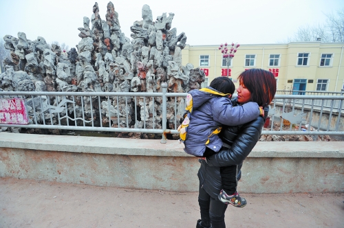 經(jīng)歷了之前的兇險(xiǎn)，窩在媽媽懷中的亮亮看到水池，仍感到有些害怕。