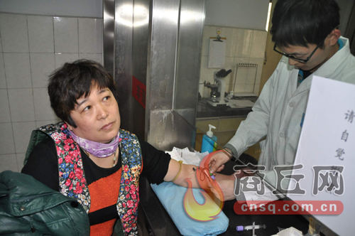 劉艷平的血樣和浙江省一位患者成功配型，1月15日下午3點，醫(yī)護人員正在為劉艷平再次抽取血樣