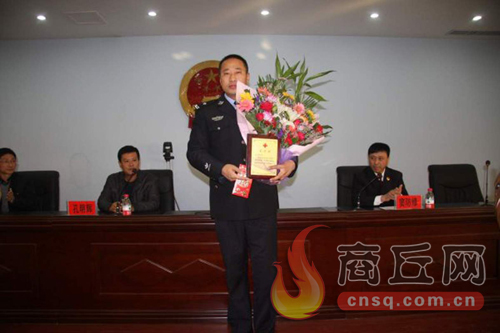 高兵雷是睢陽區(qū)檢察院一位檢察干警，在去鄭州捐獻造血干細胞時，他所在的單位為他組織了熱烈的歡送儀式