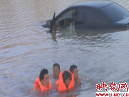 韓明、賈建峰，馮先忠三位市民奮力營救落水者