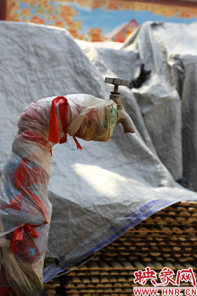 一名居民對記者說，“你擰擰水管看，俺不騙你，沒水吧？”