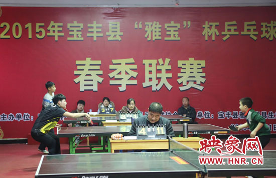 2月22日，河南省寶豐縣兩名乒乓球參賽選手在比賽中激烈角逐。