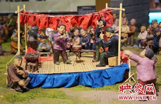 河南寶豐中華曲藝展覽館內(nèi)的說唱和聽書造型的泥塑人。（3月1日攝）