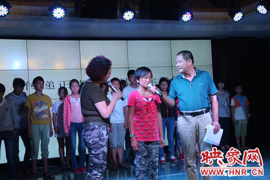 為26位貧困兒童募集94685.99元和價(jià)值近五萬(wàn)元的書(shū)籍、衣物等物資