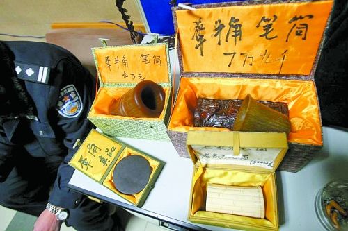 這些商品被暫扣，并根據(jù)鑒定情況對販賣者依法處罰。 記者 閆化莊 攝