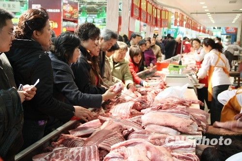 資料圖。1月份CPI等經(jīng)濟數(shù)據(jù)將于今天發(fā)布。多家機構(gòu)預(yù)計，受春節(jié)“錯位”因素及豬肉價格回落影響，1月CPI同比漲幅在1.8%左右。從各機構(gòu)發(fā)布的報告來看，從2月開始，CPI或?qū)⑦M(jìn)入新一輪上行周期。