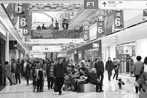  近年來(lái)，在商場(chǎng)“過(guò)年”成了很多市民的選擇。