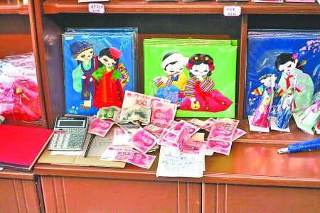 2012年6月21日，在朝鮮羅先特別市的一家商店里，柜臺(tái)上散落著一些人民幣。在朝鮮，人民幣比本國(guó)的貨幣更受歡迎。 CFP供圖