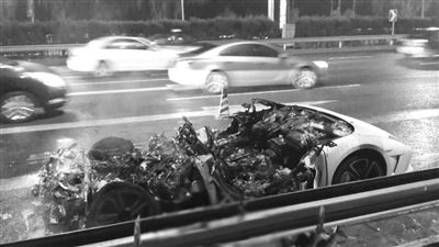 蘭博基尼自燃后報廢?！∥⒉┚W(wǎng)友 SCC寬寬 攝