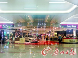　迪拜機(jī)場的免稅店是不少人的血拼地。