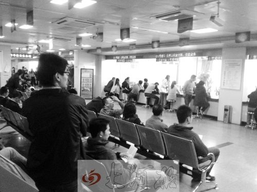 鄭州住房公積金管理中心辦事大廳，坐滿辦理業(yè)務(wù)的市民。