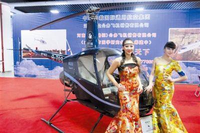 美女固然誘人，但更誘人的恐怕還是直升機