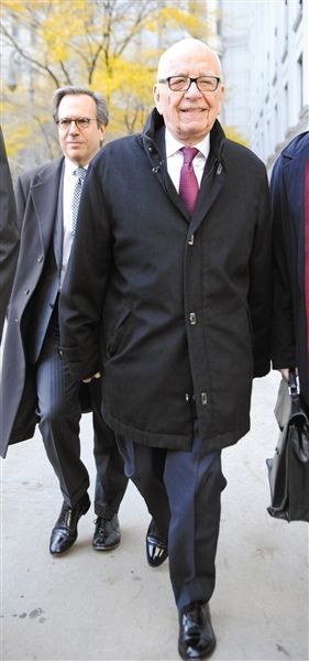 　20日，默多克走出法庭。