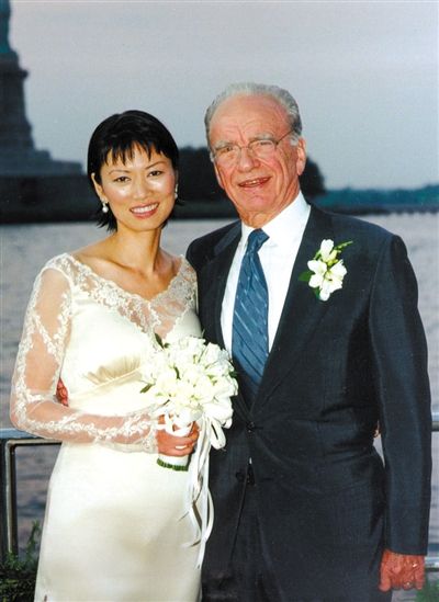 1999年6月，68歲的默多克與30歲的鄧文迪結婚。